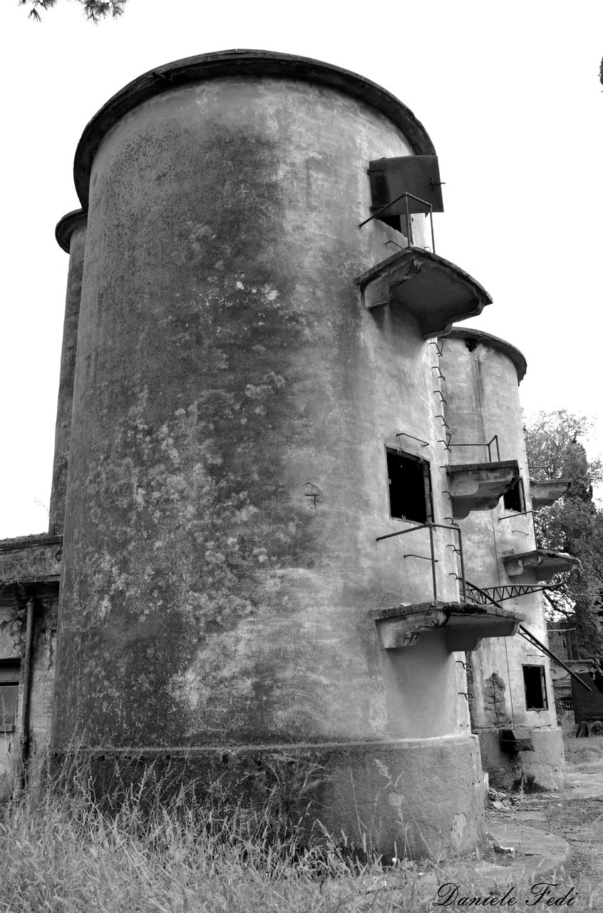 DANIELE FEDI silos abandonnés dans la campagne de la Toscane