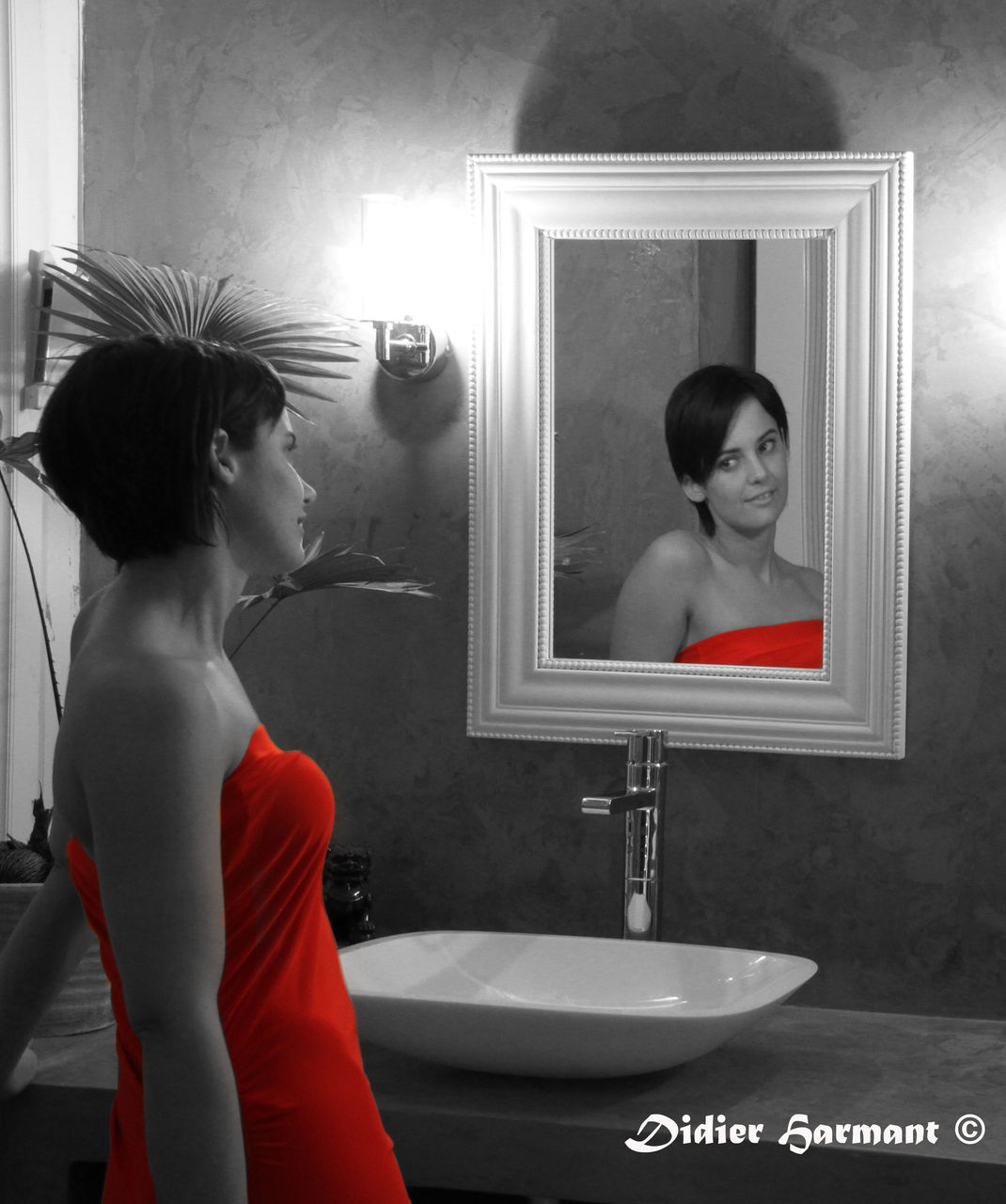 Didier Harmant Jeune femme en rouge dans salle de bain