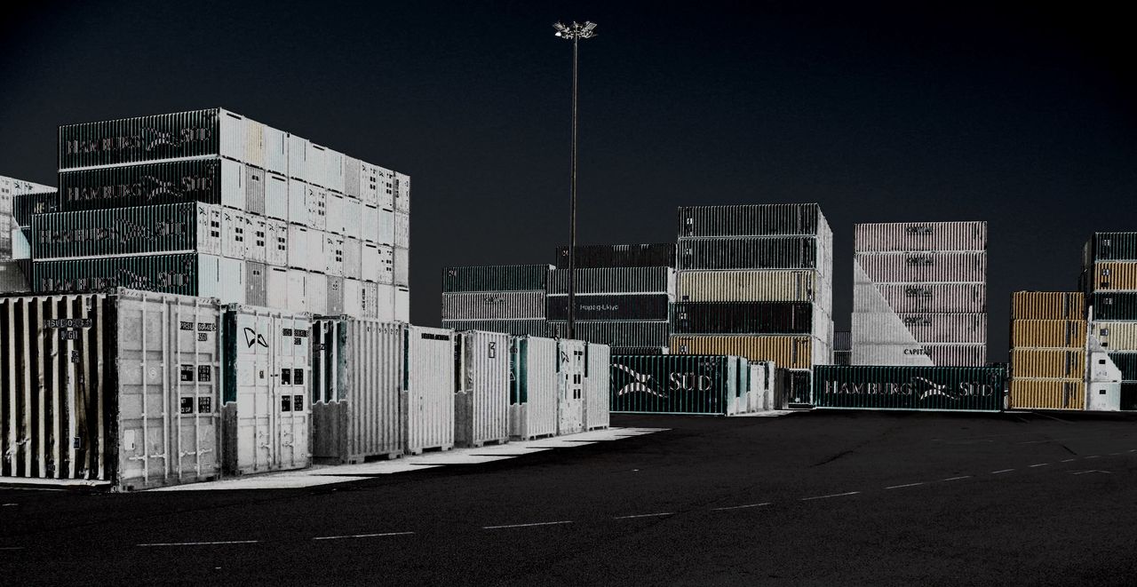 Niklas DC  Dark containers